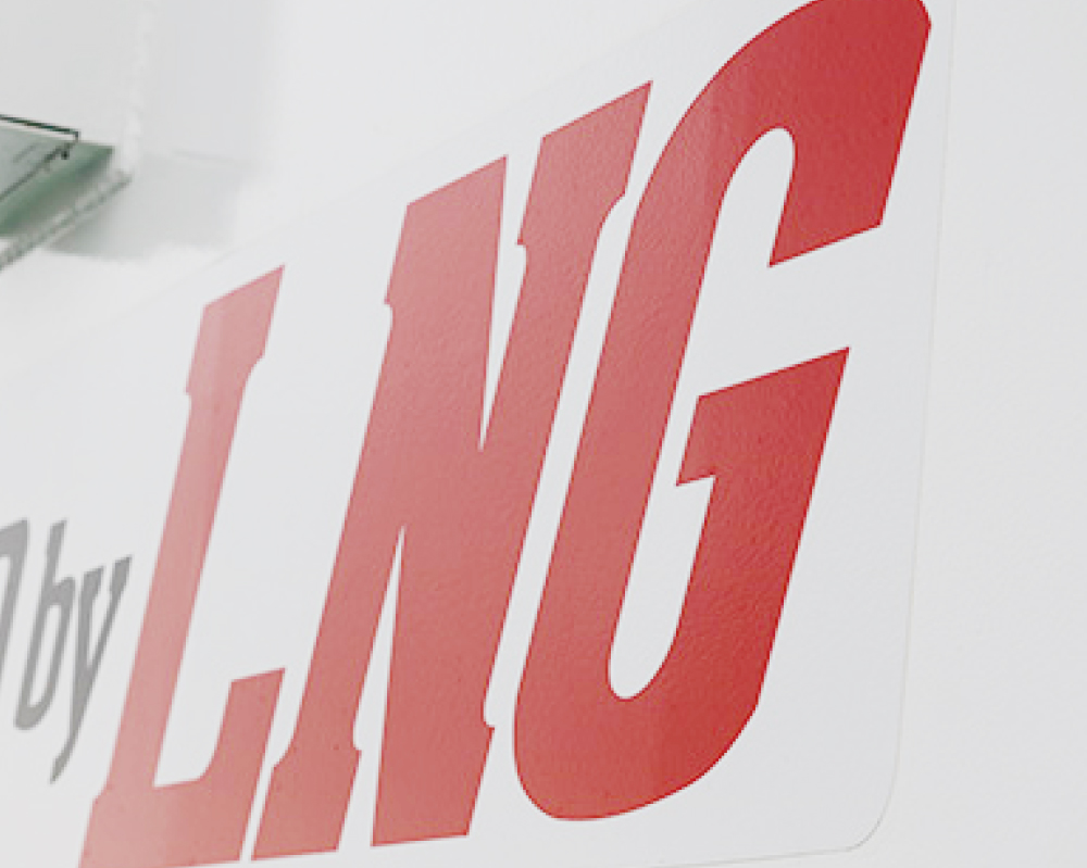 国内初のLNG燃料タグボート「魁」